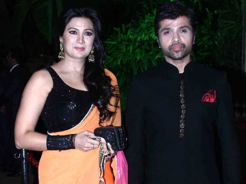 Himesh Reshammiya and his Komal posing for camera - list of indian celebrity divorced