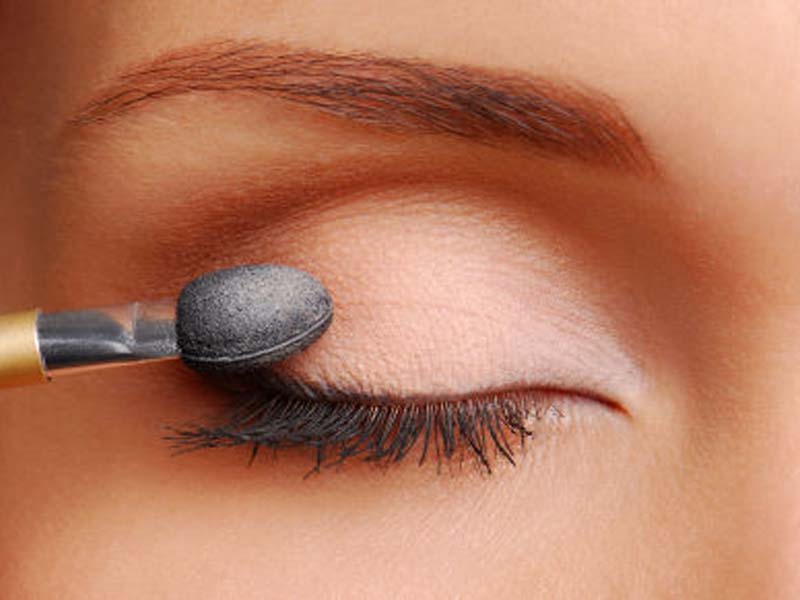 Steps To Follow For A Perfect Bridal Eye Makeup 3