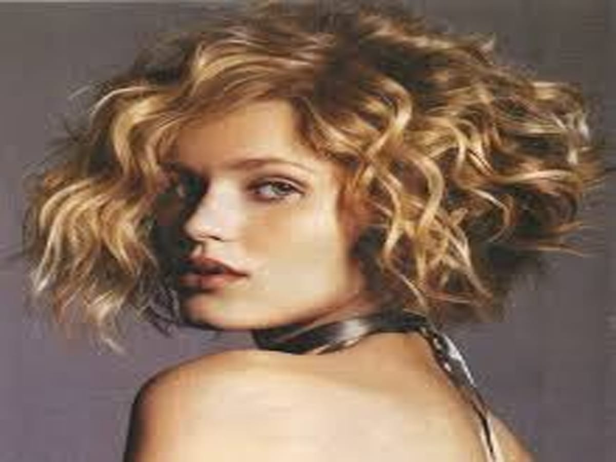 List of Trendy Curly Bob Hairstyles in 2020 9
