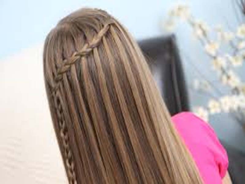 Saç modelinin arkadan görünümünü gösteren pembe bluzlu bir kız - kızlar için saç modelleri