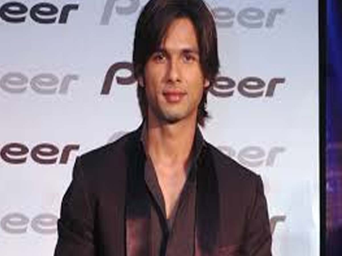 Shahid Kapoor in all black looks posing for the camera - Bollywood actors hairstyle