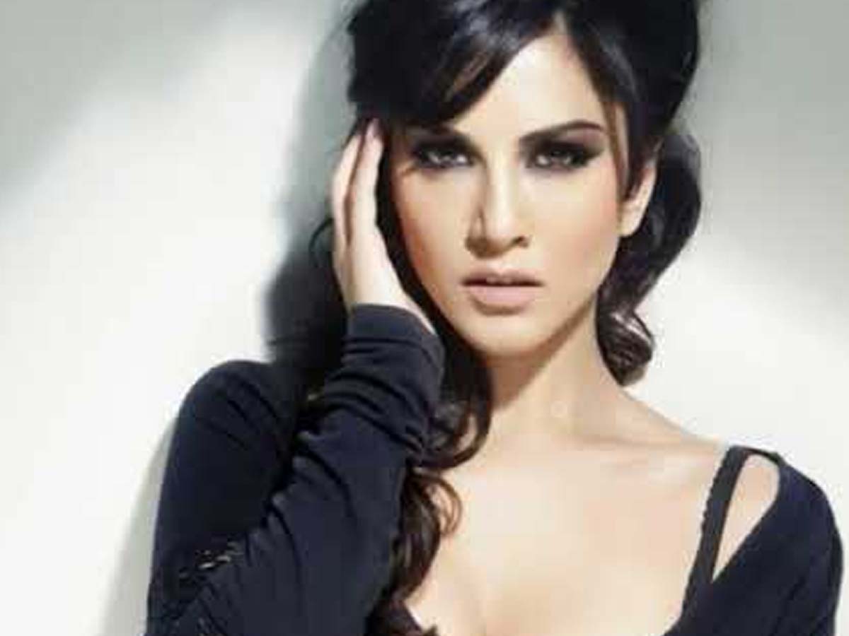 Sunny Leone posing in curly ponytail and black outfit - Sunny Leone latest Hairstyles