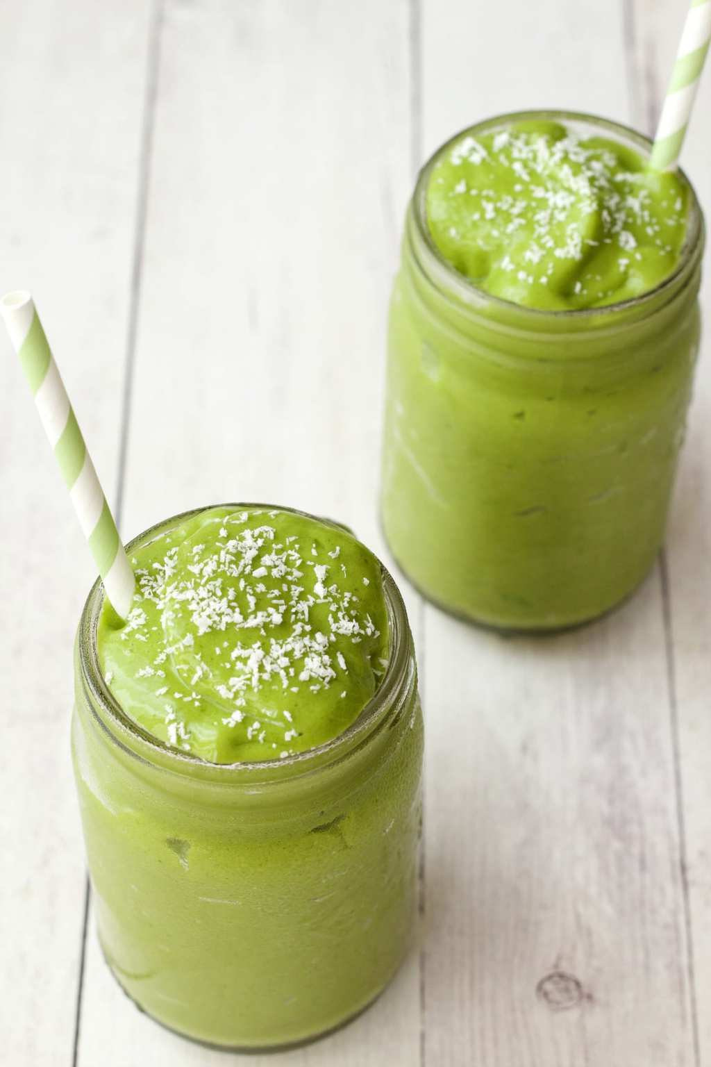 Matcha green tea smoothie - vegetarian breakfast ideas for bodybuilding 