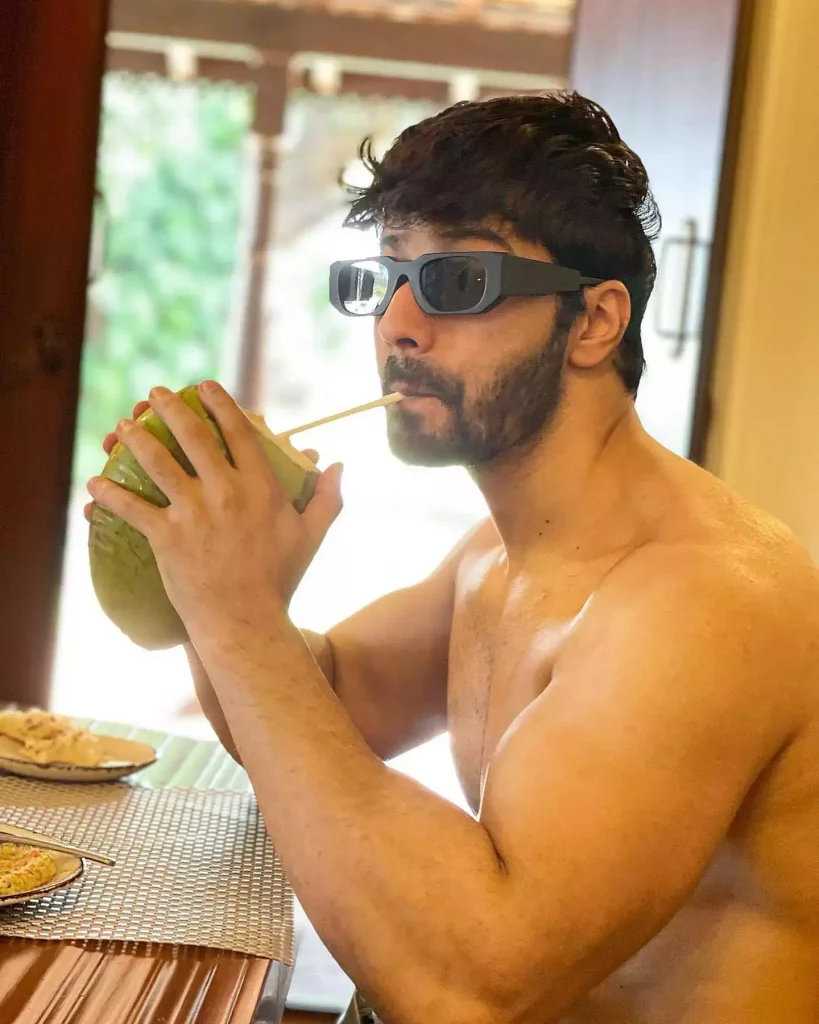 Shirtless Varun Dhawan wearing goggles and drink coconut water with the help of a straw Shirtless Varun Dhawan wearing goggles and drink coconut water with the help of a straw - Varun Dhawan hairstyle