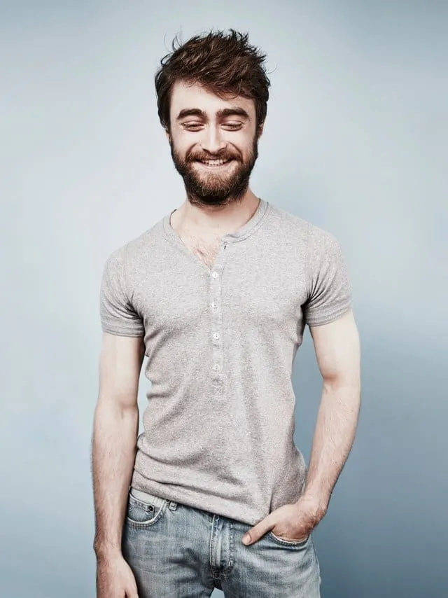 Daniel Radcliffe posing in grey t-shirt Daniel Radcliffe posing in grey t-shirt - short actors
