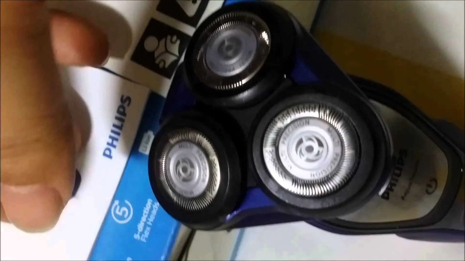 Top 10 Electric Razors Review 5 Philips AquaTouch Wet and Dry S5600