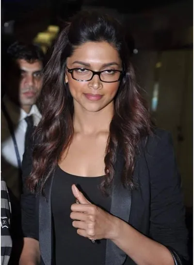 Deepika No Make Up Look at Mumbai Airport