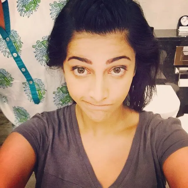 Shruti Hassan in grey t-shirt posing for a No MakeUp selfie Shruti Hassan in grey t-shirt posing for a No MakeUp selfie - tollywood actresses without makeup