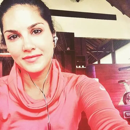 Sunny Leone NO MakeUp Photos