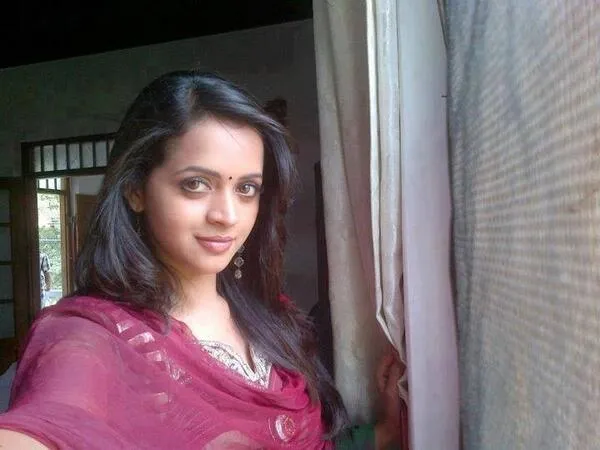 Bhavana in pink suit posing for a No MakeUp selfie Bhavana in pink suit posing for a No MakeUp selfie - most beautiful tamil actress without makeup