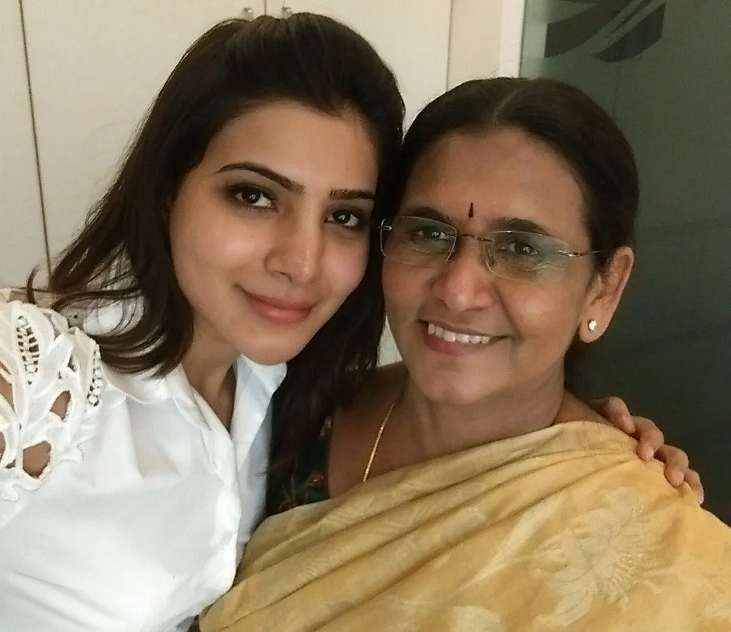 Samantha posing with her mother with no makeup look Samantha posing with her mother with no makeup look - famous actress without makeup