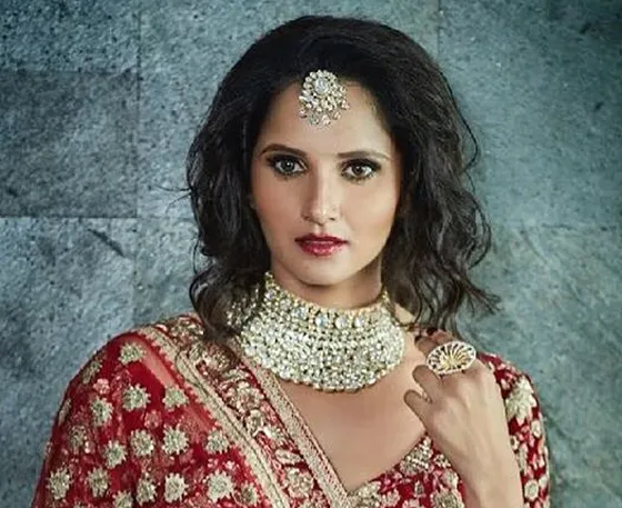 A girl in red traditional dress and heavy jewellery showing her Shaggy Faux Bob A girl in red traditional dress and heavy jewellery showing her Shaggy Faux Bob - Hairstyles for indian Wedding
