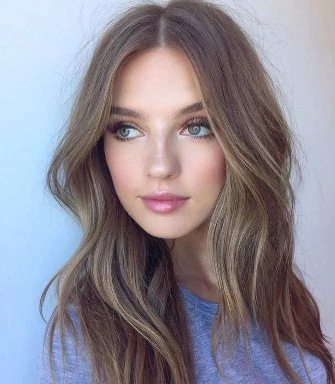 A lady in light blue t-shirt and Soft Tone Hairstyle A lady in light blue t-shirt and Soft Tone Hairstyle - hairstyles for straight long hair