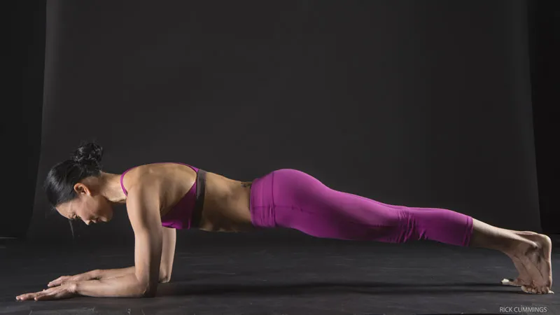 8 Yoga Poses to Strengthen Your Wrists and Prevent Injury 4 Strengthen your core with forearm plank