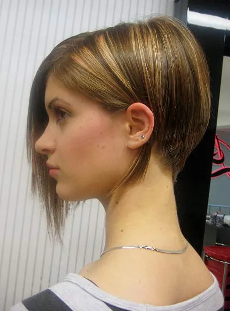 A girl in grey and black lining dress showing the side view of her A-line brown bob A girl in grey and black lining dress showing the side view of her A-line brown bob - Haircut Teenage Girls