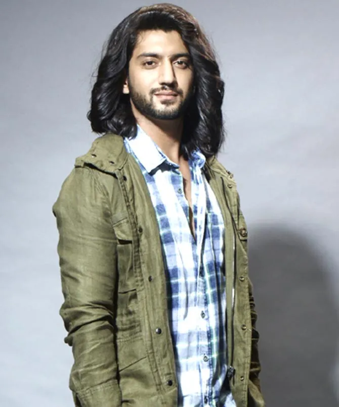 Kunal Jai Singh in green long jacket with multicolor shirt Kunal Jai Singh in green long jacket with multicolor shirt - Most Handsome Indian TV Actors