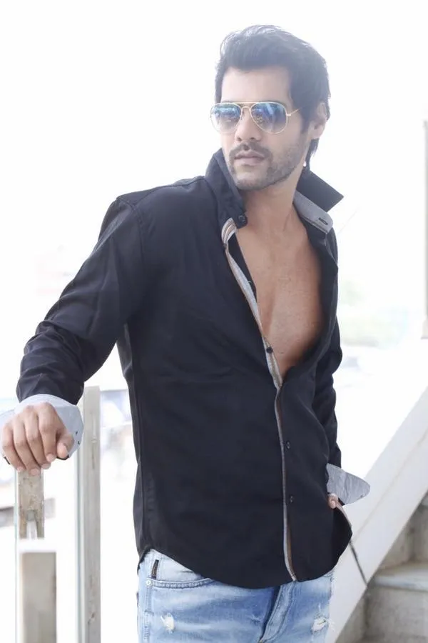 Shabbir Ahluwalia in black shirt and goggles Shabbir Ahluwalia in black shirt and goggles - Most Handsome Indian TV Actors