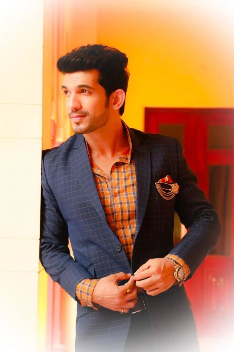 Arjun Bijlani posing for camera in blue coat and multicolor shirt Arjun Bijlani posing for camera in blue coat and multicolor shirt - Most Handsome Indian TV Actors