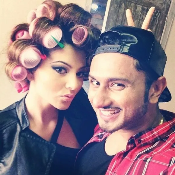 Urvashi Rautela Without Makeup - Top 10 Pictures 2 Urvashi No MakeUp Photos