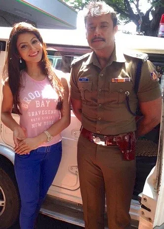 Urvashi Rautela Without Makeup - Top 10 Pictures 3 Urvashi No MakeUp Photos