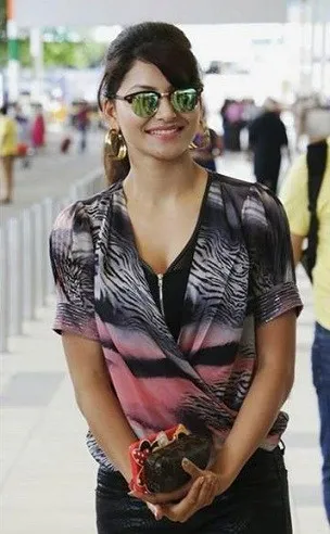 Urvashi Rautela Without Makeup - Top 10 Pictures 6 Urvashi No MakeUp Photos