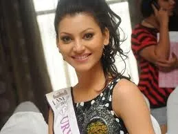 Urvashi Rautela Without Makeup - Top 10 Pictures 9 Urvashi No MakeUp Photos