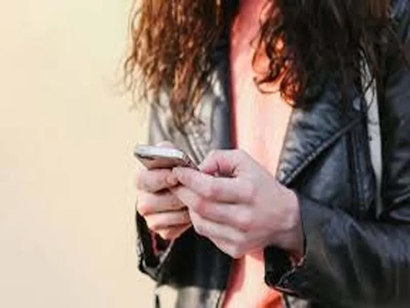 7 Signs She Likes You 7 Signs She Likes You