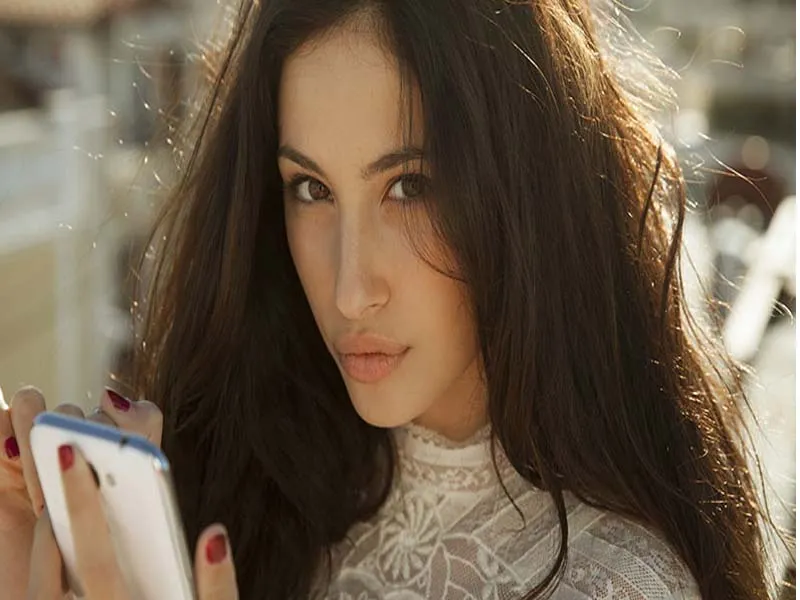 7 Signs She Likes You 7 Signs She Likes You
