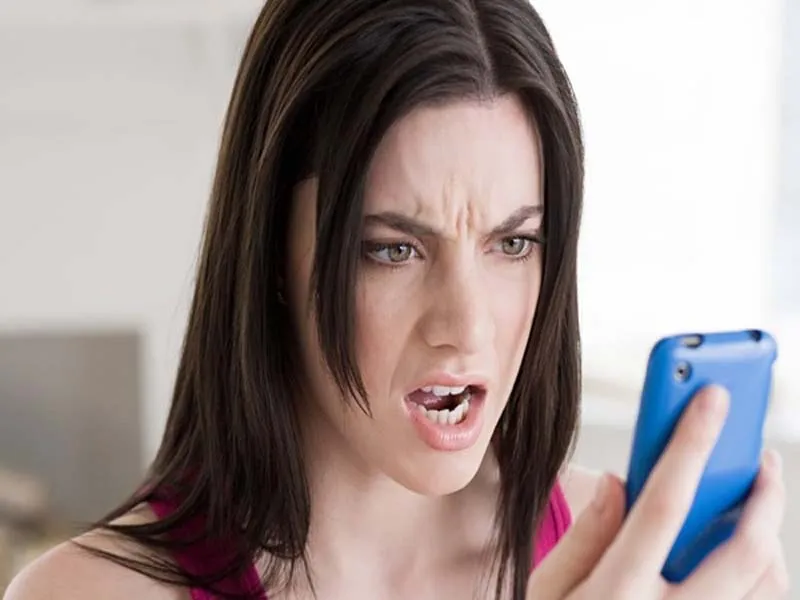 7 Signs She Likes You 7 Signs She Likes You
