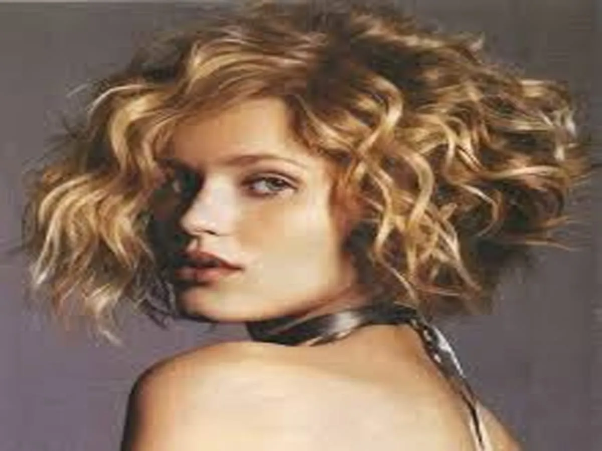 List of Trendy Curly Bob Hairstyles in 2020 9 List of Trendy Curly Bob Hairstyles in 2020 9