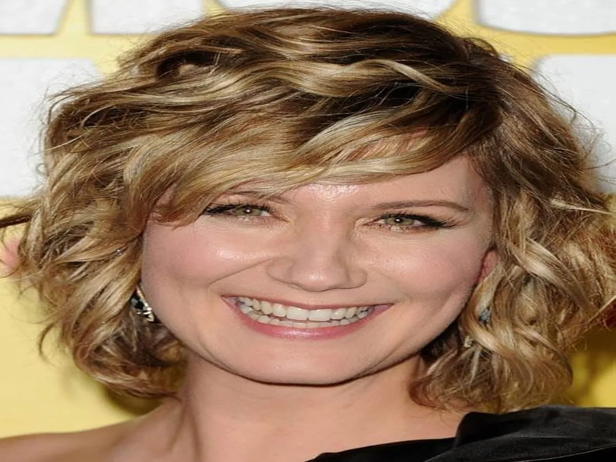 List of Trendy Curly Bob Hairstyles in 2020 5 List of Trendy Curly Bob Hairstyles in 2020 5