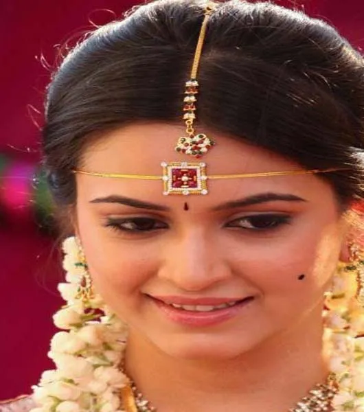 List of Beautiful Hairstyles on Saree 2