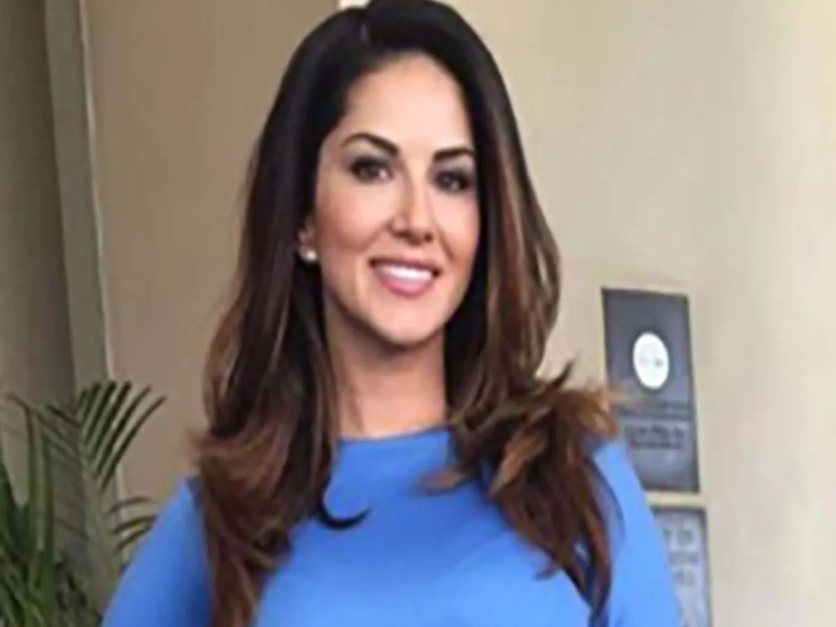 Sunny Leone in blue outfit and layers cut - Sunny Leone Hairstyles 2021