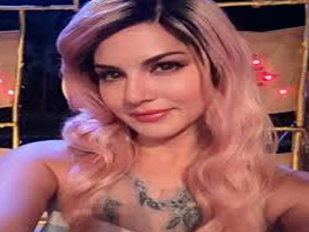 Sunny Leone posing for a selfie in pink hair - Sunny Leone Hairstyles