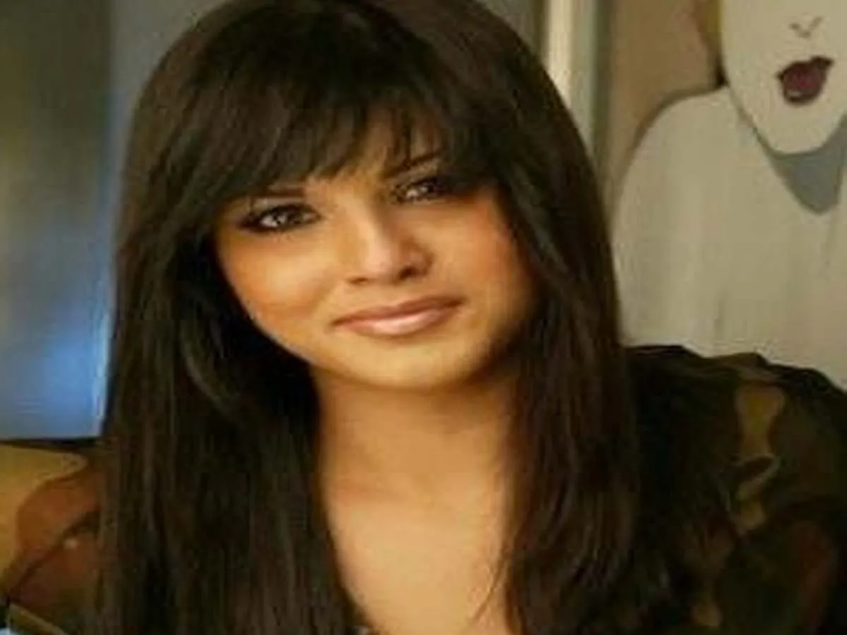 Smiling Sunny Leone showing her long straight hair with bangs - Sunny Leone Hairstyles