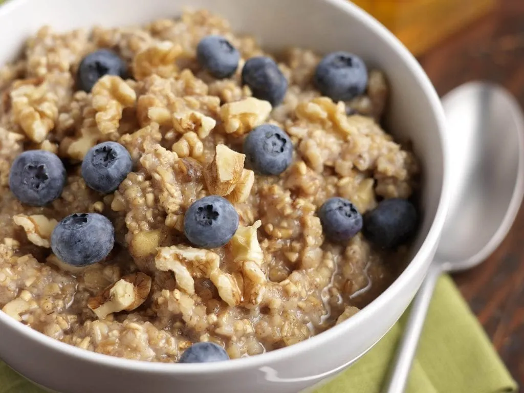 12 Best Breakfast for Muscle Gain and Weight Loss 1 Oatmeal with walnuts
