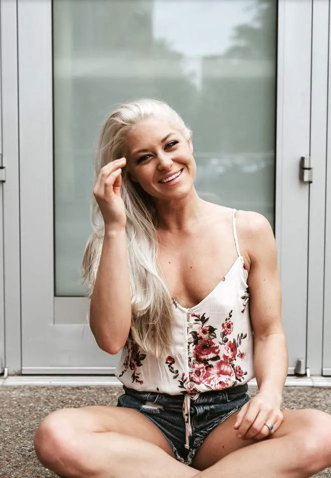 BREAKING : A women lost over 70 lbs to become a fitness competitor 