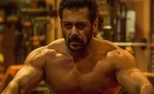 Salman Shows how Leg exercises need to be done