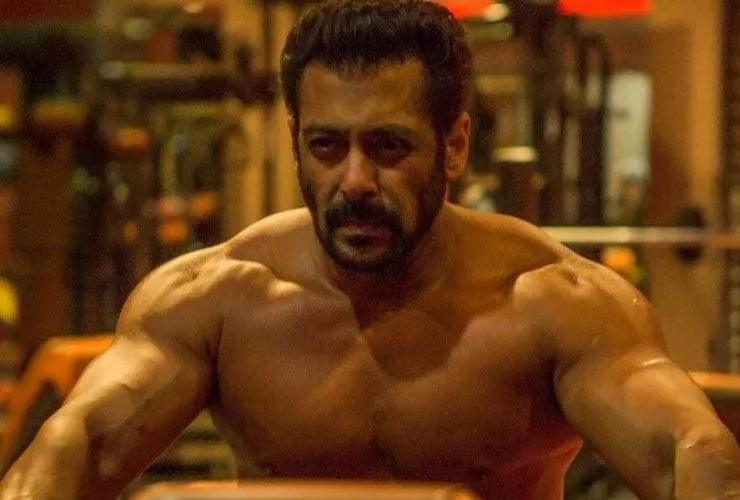 Salman Shows how Leg exercises need to be done