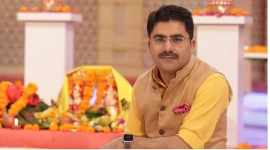 News Anchor Rohit Sardana posing in yellow outfit - celebrities death in 2021