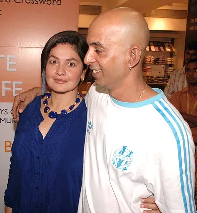 Pooja Bhatt in blue dress and her ex husband in white t-shirt talking to each other Pooja Bhatt in blue dress and her ex husband in white t-shirt talking to each other - bollywood actress divorced