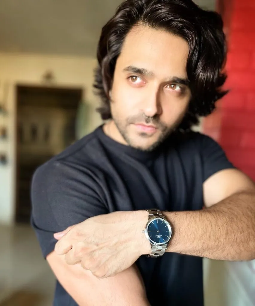 Ashish Sharma in black t-shirt posing for camera Ashish Sharma in black t-shirt posing for camera - top 10 Indian tv actors all the time