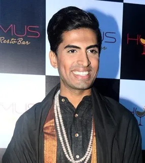Smiling Sushant Divgikar posing for camera Smiling Sushant Divgikar posing for camera - gay celebrities india