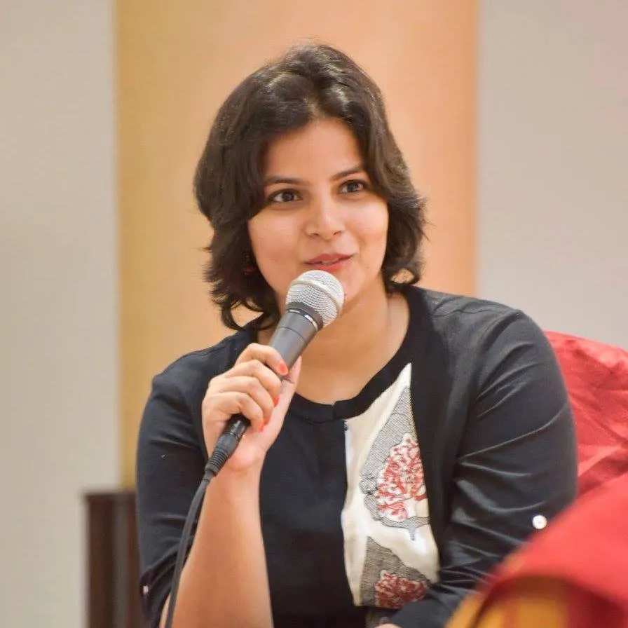 Sonal Giani is discussing something on Mike Sonal Giani is discussing something on Mike - lesbian celebrities Bollywood