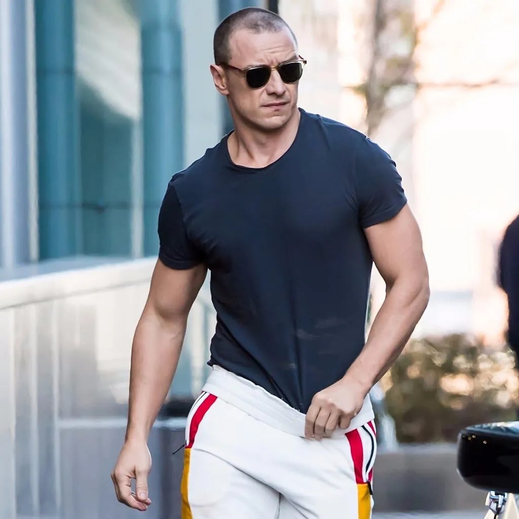 James McAvoy in blue t-shirt and white pants walking on streets James McAvoy in blue t-shirt and white pants walking on streets - hollywood short male actors