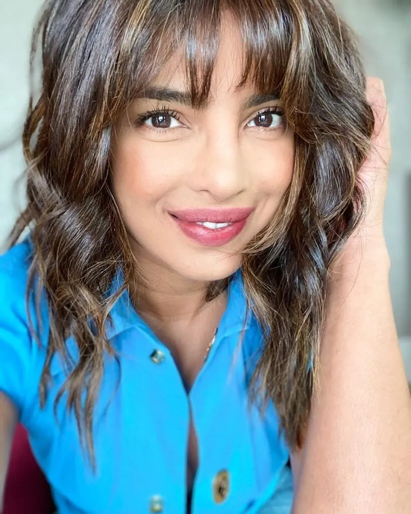 priynak chopra showing her golden highlights in a happy selfie - priyanka chopra bangs