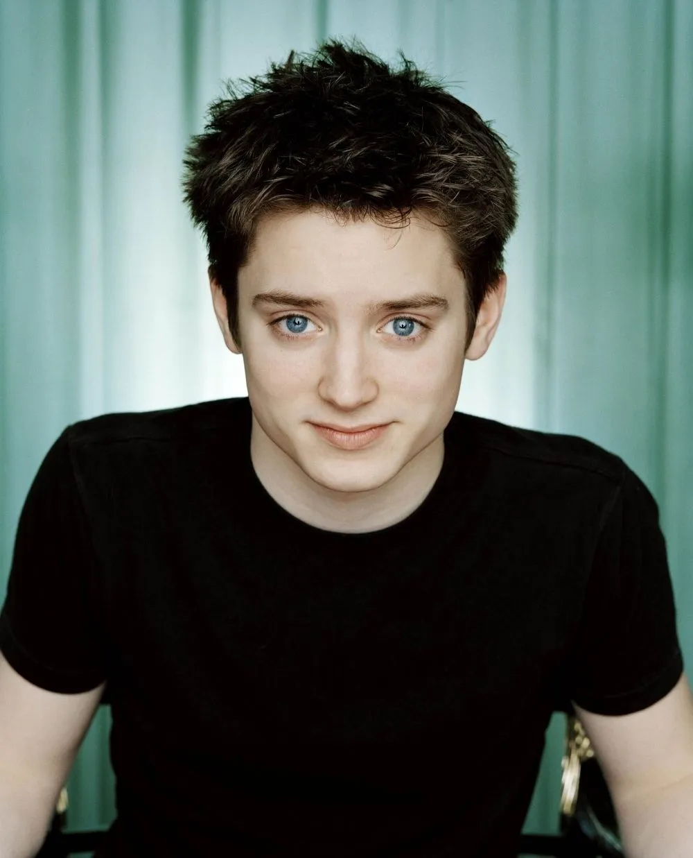 Elijah wood in black t-shirt posing for camera Elijah wood in black t-shirt posing for camera - short male actors Hollywood