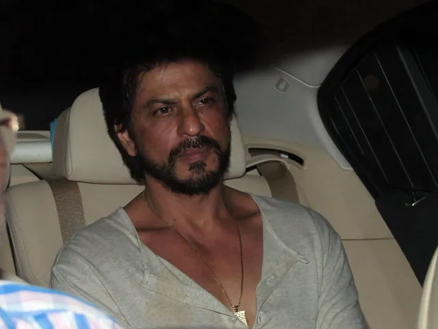 Shahrukh Khan without makeup sitting in a car Shahrukh Khan without makeup sitting in a car - Indian actors without makeup