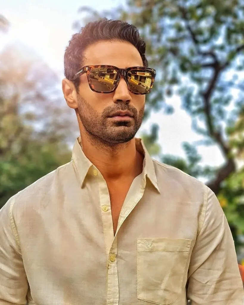 Karan Oberoi in off-white shirt and goggles posing for camera - models in India 2022