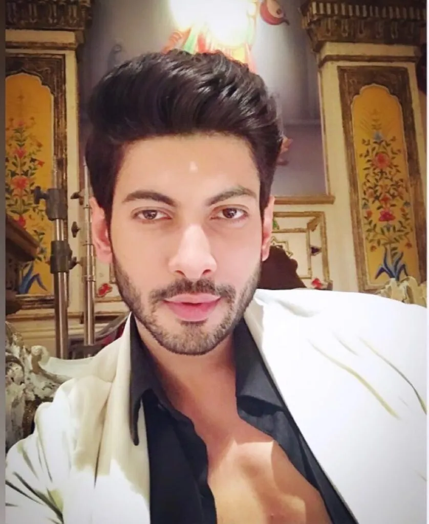 Abhimanyu Chaudhary in white coat and black shirt posing for selfie - models in India 2022